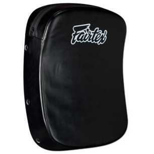 Fairtex FS3 Mikrokuitu - Iso potkutyyny "Boomerang Style" edulliseen hintaan TJJS Kamppailuvaruste Oy nopea toimitus